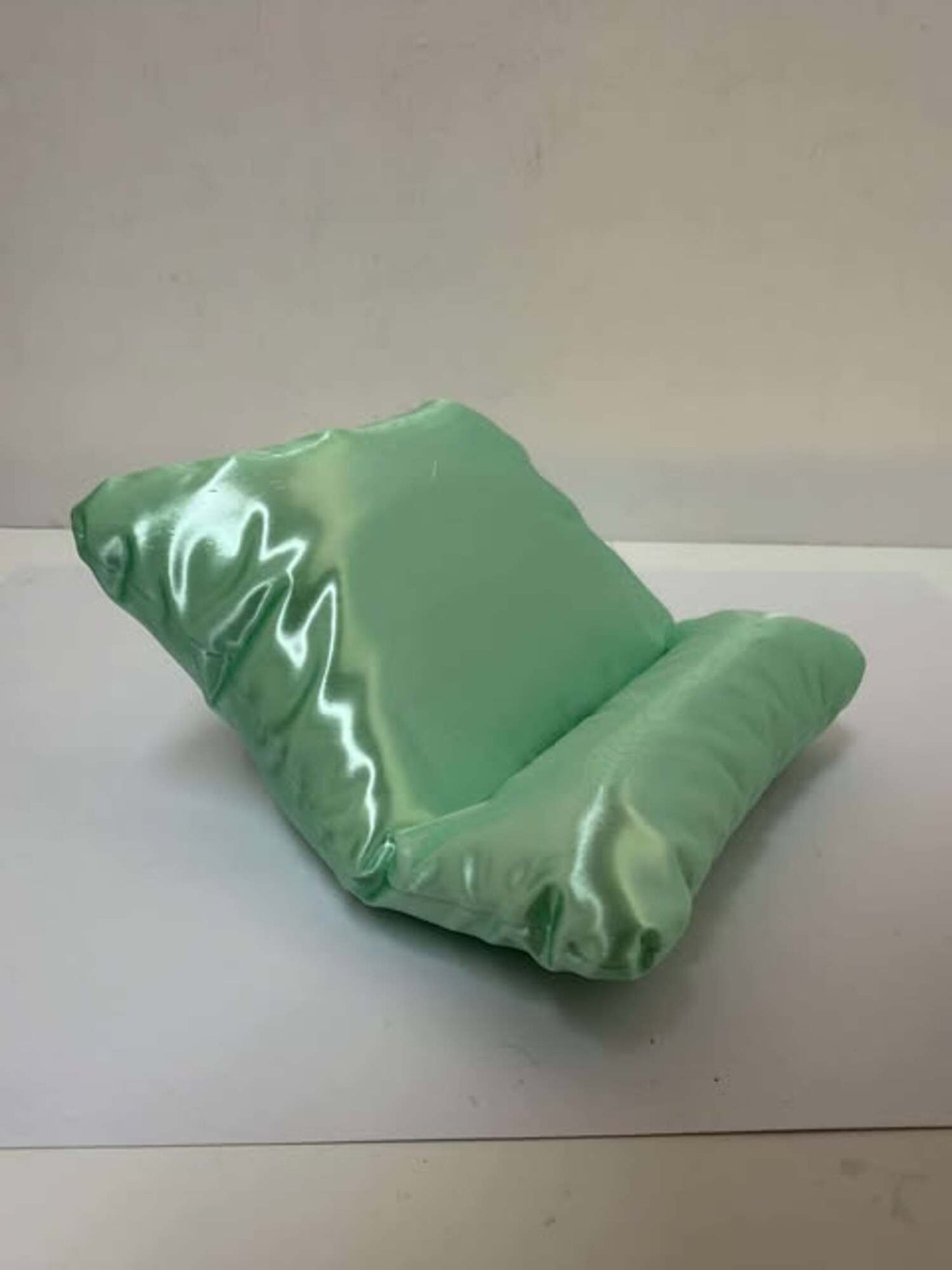 Pillow Phone Holder – Soft-Style Desk & Bedside Stand 📱🛋️